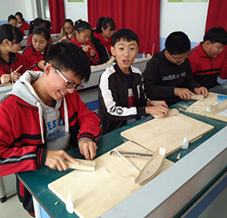 学生手工艺品制作中